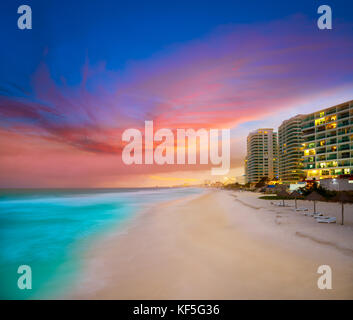 Forum de Cancun beach sunset au Mexique à l'hôtel zone hôtelière playa gaviota azul Banque D'Images