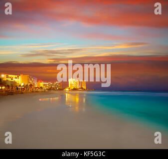 Forum de Cancun beach sunset au Mexique à l'hôtel zone hôtelière playa gaviota azul Banque D'Images