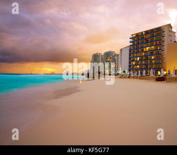 Forum de Cancun beach sunset au Mexique à l'hôtel zone hôtelière playa gaviota azul Banque D'Images