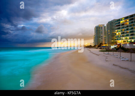 Forum de Cancun beach sunset au Mexique à l'hôtel zone hôtelière playa gaviota azul Banque D'Images