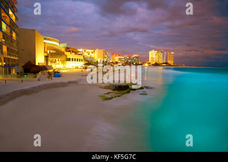 Forum de Cancun beach sunset au Mexique à l'hôtel zone hôtelière playa gaviota azul Banque D'Images