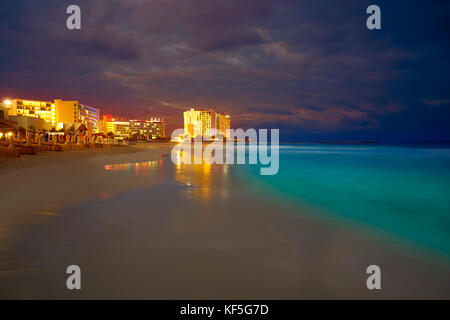 Forum de Cancun beach sunset au Mexique à l'hôtel zone hôtelière playa gaviota azul Banque D'Images