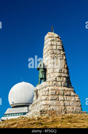 Monument aux diables bleus et une station radar du contrôle de la circulation aérienne au-dessus du grand ballon montagne en Alsace, France Banque D'Images