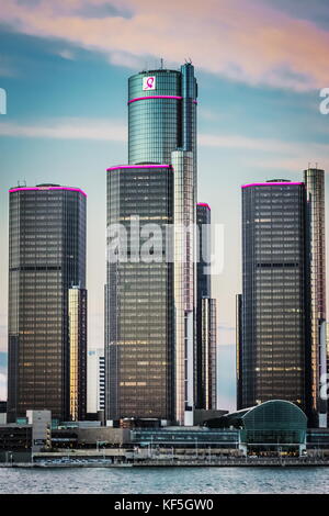 Detroit, MI, USA - 2 octobre 2016 : la renaissance center (aussi connu comme le centre renaissance gm et surnommé le rencen) est un groupe de sept int Banque D'Images