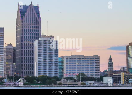 Detroit, MI, USA - 2 octobre 2016 : detroit waterfront emblématique builidings le long de la rivière Detroit, au crépuscule. Banque D'Images