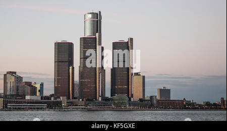 Detroit, MI, USA - 2 octobre 2016 : ville de Detroit au crépuscule comme vu de Windsor, Ontario, Canada. Banque D'Images