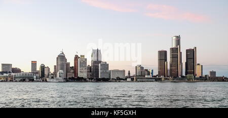 Detroit, MI, USA - 2 octobre 2016 : ville de Detroit au crépuscule comme vu de Windsor, Ontario, Canada. Banque D'Images