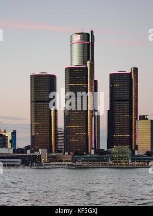 Detroit, MI, USA - 2 octobre 2016 : la renaissance center (aussi connu comme le centre renaissance gm et surnommé le rencen) est un groupe de sept int Banque D'Images