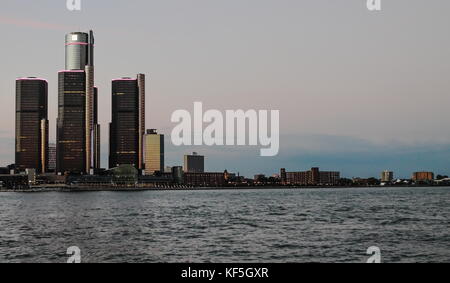 Detroit, MI, USA - 2 octobre 2016 : ville de Detroit au crépuscule comme vu de Windsor, Ontario, Canada. Banque D'Images