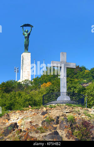 La statue de la liberté et sur la colline Gellert monument à Budapest, Hongrie Banque D'Images