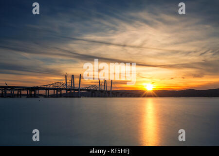 Les nouveaux et les anciens ponts tappan zee sur la coexistence de l'hudson au coucher du soleil. Le constructeur est en ce moment à démolir l'ancien pont. Banque D'Images