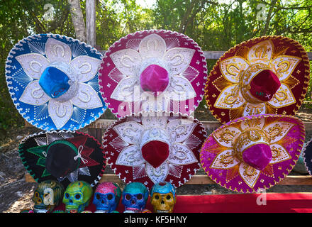 Chichen Itza sombreros colorés et de crânes à Yucatan Mexique Banque D'Images