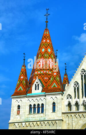 Toit en tuiles traditionnelles de l'église Matthias de Budapest Banque D'Images