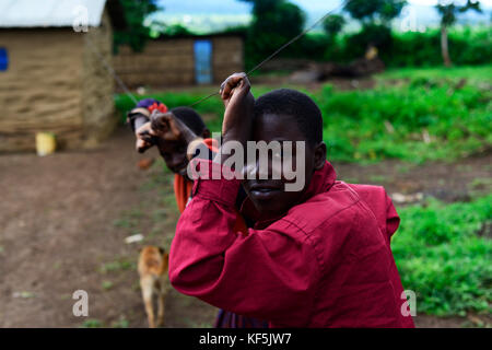 Portrait d'un garçon tanzanien pris dans son village isolé dans le nord de la Tanzanie. Banque D'Images