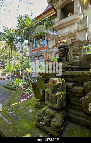 Statue dans le jardin du Musée d'Art Agung Rai (ARMA). Ubud, Bali, Indonésie. Banque D'Images