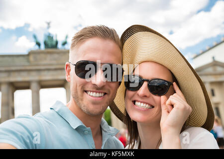 Close-up of young happy couple debout à la porte de Brandebourg Banque D'Images