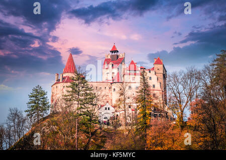 Le château de Bran, Transylvanie, Roumanie. un bâtiment médiéval connu sous le nom de château de Dracula. Banque D'Images