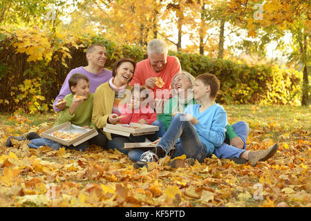 Happy Family eating pizza together Banque D'Images