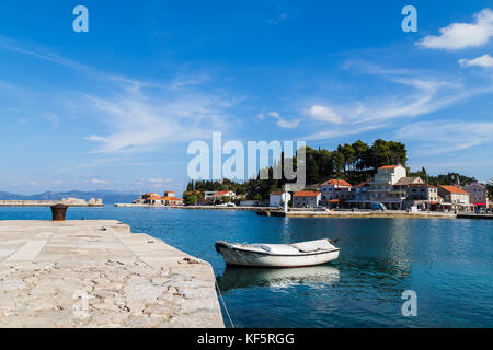 L'entrée du port à trpanj, sur le côté nord de la péninsule de Peljesac - entouré par les eaux bleues claires et comprises dans une belle blu Banque D'Images