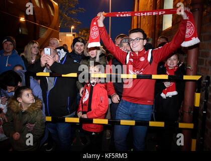 Les fans d'Aberdeen avant le match écossais de Premiership au Pittodrie Stadium, à Aberdeen. Banque D'Images