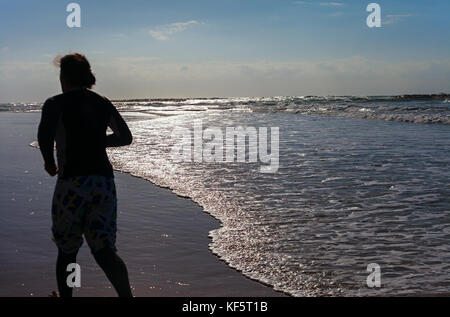 L'homme tourne à la plage de banana de mer méditerranée à Tel-Aviv. Banque D'Images