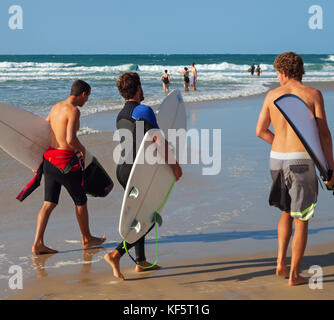 Lors de la marche de surfers de banana beach méditerranée à Tel-Aviv. Banque D'Images