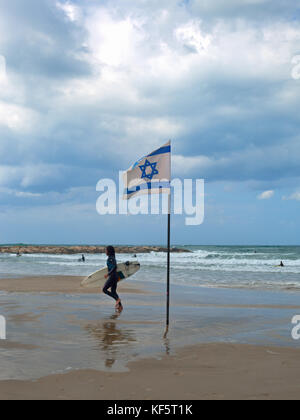 Surfer tourne à la plage de banana de mer Méditerranée à Tel-Aviv. Banque D'Images