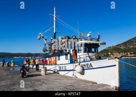 Un chalutier local vendre c'est poisson frais directement à partir de la voile s'il est amarré à orebic Harbor sur la péninsule de Peljesac. Banque D'Images