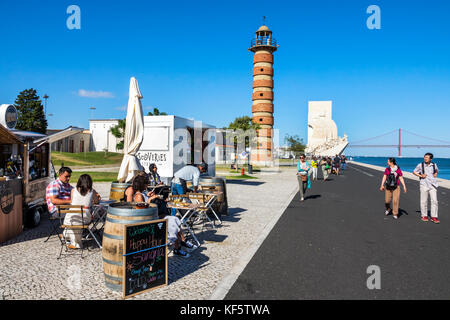 Lisbonne Portugal,Belem,Tage River,front de mer,promenade,phare,vendeur de nourriture vendeurs vendre, stall stalles stand marché, bar lo Banque D'Images