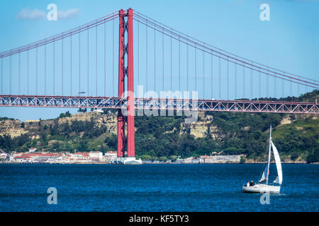 Lisbonne Portugal,Belem,Tage,Ponte 25 de Abril,25th of April Bridge,suspension,tour,voilier,voile,vue,Almada,hispanique,immigrants,P Banque D'Images