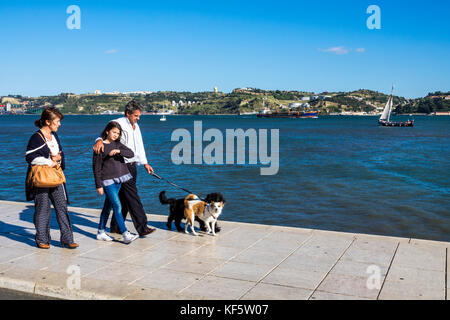 Lisbonne Portugal,Belem,Tage River,front de mer,promenade,marche,homme hommes,femme femmes,filles,enfant enfants enfants,couple,chien,vue,Port Banque D'Images