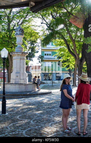 Lisbonne Portugal,Belem,Largo Princesa,plaza,fontaine,parc urbain,femme femmes,jeune adulte,chapeau,hispanique adolescent adolescent fille fille filles,fe Banque D'Images