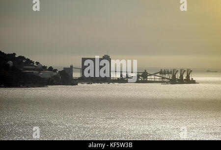 Port maritime industriel avec terminaux pétroliers. Banque D'Images