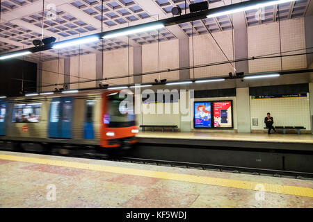 Lisbonne Portugal,Praca marques de Pombal,Metro Lisboa,métro,station,plate-forme,train mobile,arrivée,intérieur intérieur intérieur,hispanique,immigrant Banque D'Images