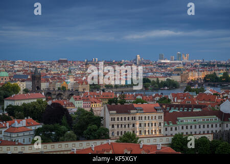 Voir des bâtiments à Mala Strana (ville basse), et au-delà de la vieille ville de Prague, en République tchèque, vu légèrement de au-dessus au crépuscule. Banque D'Images