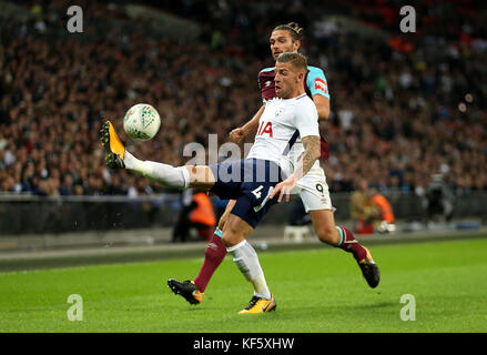Toby Alderweireld (à gauche) et Andy Carroll (à droite) de West Ham United se battent pour le ballon lors de la Carabao Cup, quatrième tour de match à Wembley, Londres. Banque D'Images