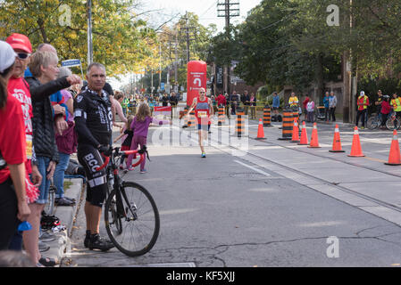 TORONTO, ON/CANADA - 22 OCT 2017 : Edward, coureur de marathon, franchissant le point de retournement de 33 km au marathon riverain de Toronto de la Banque Scotia 2017. Banque D'Images