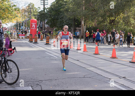 TORONTO, ON/CANADA - 22 OCT 2017 : Edward, coureur de marathon, franchissant le point de retournement de 33 km au marathon riverain de Toronto de la Banque Scotia 2017. Banque D'Images