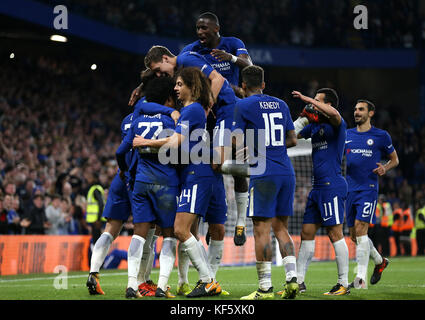 Le Willian de Chelsea (à gauche) célèbre le deuxième but de son côté du match avec ses coéquipiers lors de la Carabao Cup, quatrième tour du match à Stamford Bridge, Londres. Banque D'Images