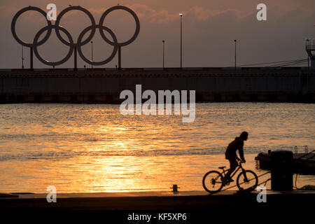 Voir les anneaux olympiques de Sotchi dans le port commercial de la mer au coucher du soleil Banque D'Images