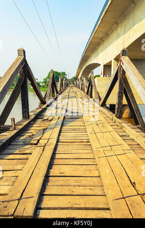 Mato Grosso do Sul, Brésil - 15 septembre 2017 : vieux pont en bois au-dessus de la rivière Rio Miranda préservé comme un patrimoine municipal dans la région de Passo do Lontra regio Banque D'Images