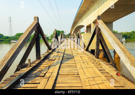 Mato Grosso do Sul, Brésil - 15 septembre 2017 : vieux pont en bois au-dessus de la rivière Rio Miranda préservé comme un patrimoine municipal dans la région de Passo do Lontra regio Banque D'Images