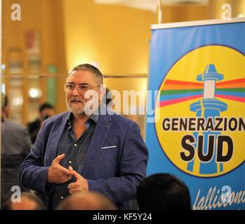 Naples, Italie. 24 oct, 2017. Le mouvement politique du sud de nouvelle génération est né. ce matin à Naples à l'agusteo theatre il y a eu la présentation du nouveau sujet politique appelée "generazione sud', les coordonnateurs représentant la nouvelle idée politique sont ugo parisi et Pietro contemi. crédit : fabio sasso/pacific press/Alamy live news Banque D'Images