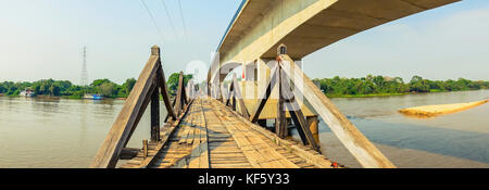 Mato Grosso do Sul, Brésil - 15 septembre 2017 : vieux pont en bois au-dessus de la rivière Rio Miranda préservé comme un patrimoine municipal dans la région de Passo do Lontra regio Banque D'Images