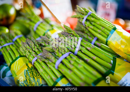 Bouquets d'asperges fraîches attachées ensemble avec elatic violet bandes sur un stand dans le Yorkshire, en Angleterre au Royaume-Uni Banque D'Images