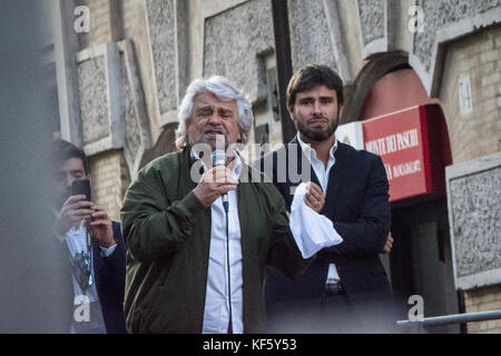 Rome, Italie. 25 octobre, 2017. Rome, Italie Le 25 octobre 2017.Beppe Grillo et Alessandro di Battista pendant cinq étoiles militants mouvement composent le mots popolo sovrano (peuple souverain) comme ils l'étape, une manifestation devant le Panthéon de Rome, mercredi, oct. 25, 2017. L'Italie contre l'établissement de 5 étoiles de mouvement a rempli une Rome piazza pour protester contre l'adoption prévue d'une nouvelle loi électorale qui seront vraisemblablement nuire à ses chances dans les élections de l'année prochaine. à Rome, Italie, 25 octobre 2017 Credit : andrea ronchini/pacific press/Alamy live news Banque D'Images