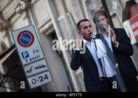 Rome, Italie. 25 octobre, 2017. Rome, Italie Le 25 octobre 2017.Luigi Di Maio et Alessandro di Battista pendant cinq étoiles militants mouvement composent le mots popolo sovrano (peuple souverain) comme ils l'étape, une manifestation devant le Panthéon de Rome, mercredi, oct. 25, 2017. L'Italie contre l'établissement de 5 étoiles de mouvement a rempli une Rome piazza pour protester contre l'adoption prévue d'une nouvelle loi électorale qui seront vraisemblablement nuire à ses chances dans les élections de l'année prochaine. à Rome, Italie, 25 octobre 2017 Credit : andrea ronchini/pacific press/Alamy live news Banque D'Images