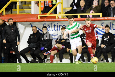 Le manager d’Aberdeen, Derek McInnes, regarde depuis le domaine technique Kieran Tierney du Celtic et Gary Mackay-Steven d’Aberdeen (à droite) se disputent le ballon lors du match de premier rang écossais au Pittodrie Stadium, à Aberdeen. Banque D'Images