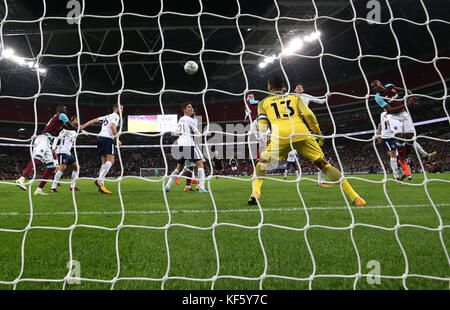 Andre Ayew, de West Ham United, marque le troisième but du match de son côté lors de la Carabao Cup, quatrième tour à Wembley, Londres. Banque D'Images