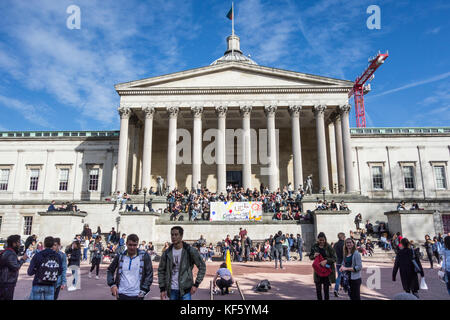 Les élèves déjeunant à l'organisme de bienfaisance pendant quatre semaines à l'University College London, UK Banque D'Images